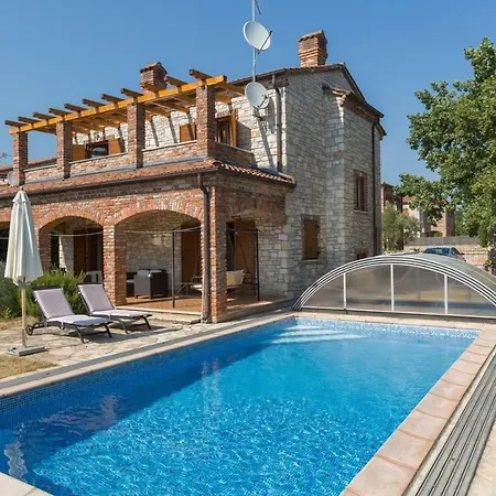 Beautiful Stone With Heated Pool Villa