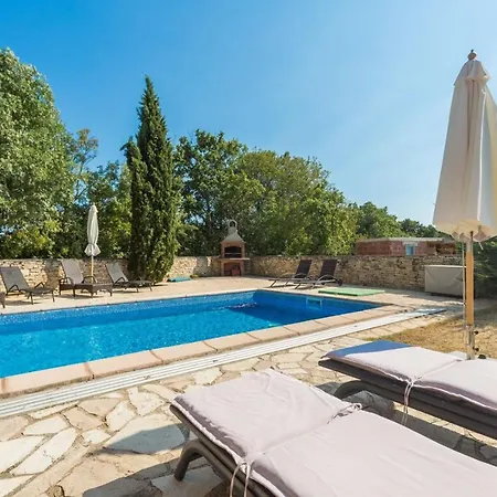 Beautiful Stone With Heated Pool Cabrunici